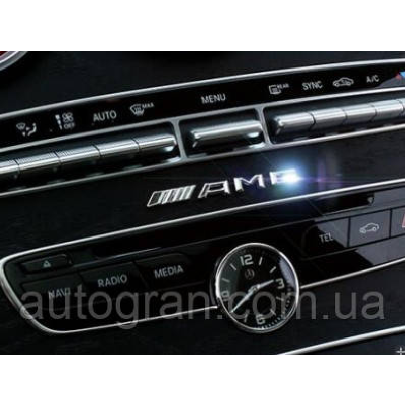 Емблема панелі приладів Mercedes AMG