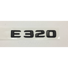Емблема напис багажника Mercedes E320 чорна