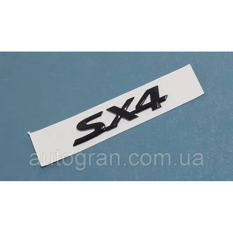 Емблема напис багажника Suzuki SX4 чорна